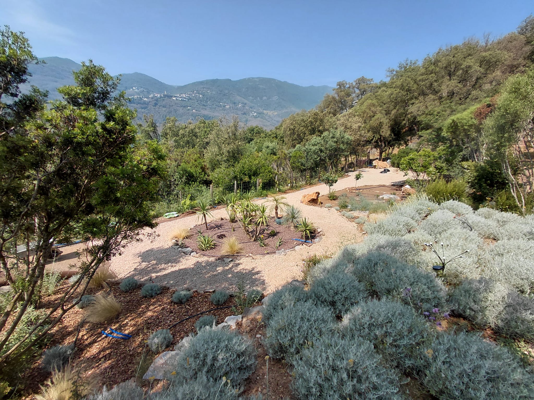 Allée de jardin en graviers décoratifs Corse Big Bag, aménagement extérieur réalisé en Corse. Pour un destockage.