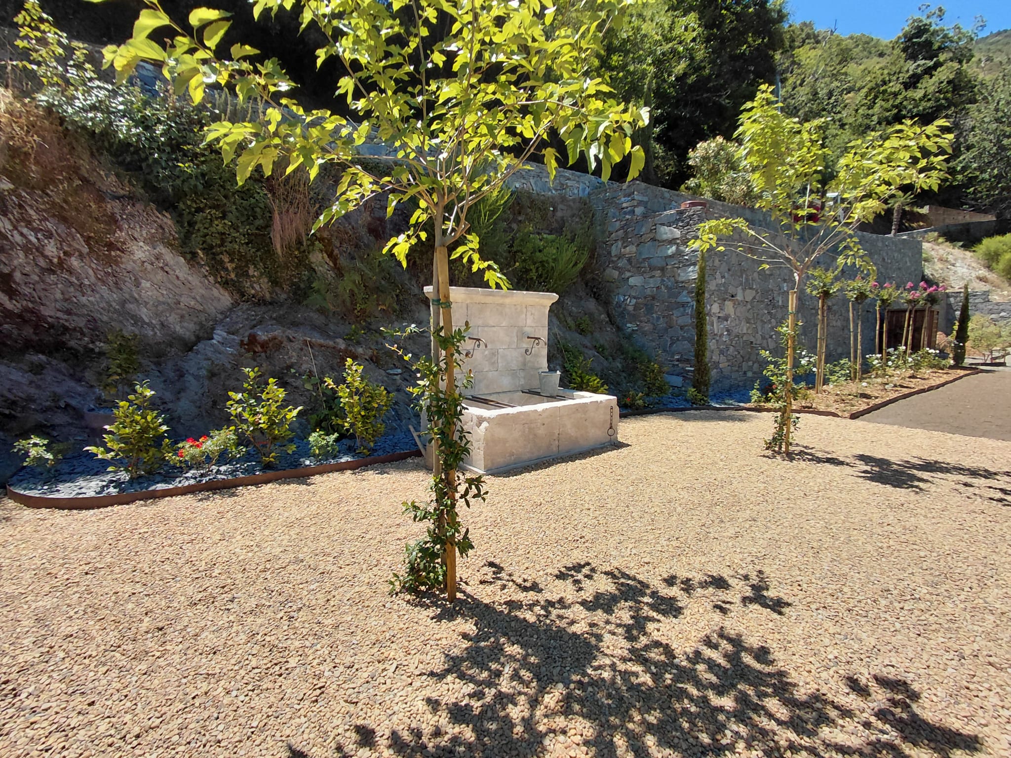 Allée et cour en graviers décoratifs Corse Big Bag, solution pratique et esthétique pour jardin. destockage